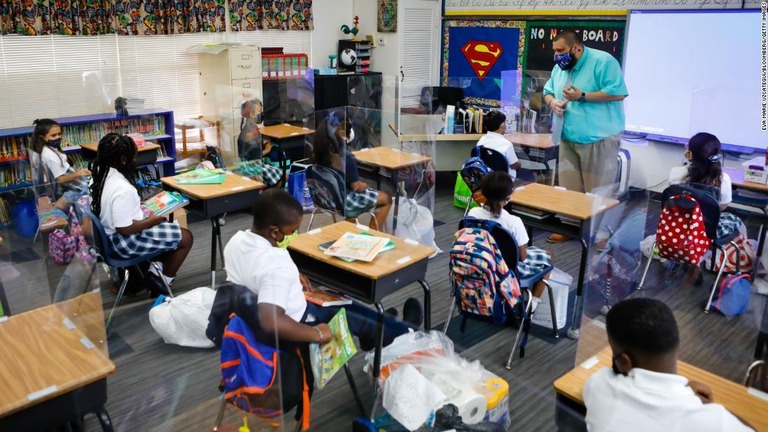 新学期初日の学校の授業風景＝米フロリダ州ノースマイアミビーチ/Eva Marie Uzcategui/Bloomberg/Getty Images