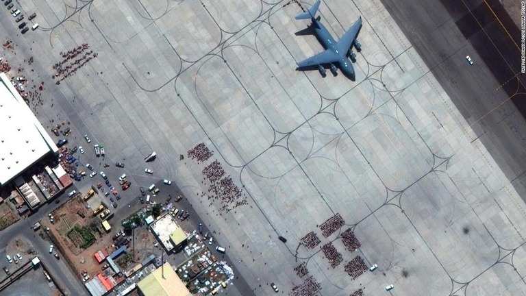 退避作業が進むカブール国際空港の衛星写真/Satellite image ©2021 Maxar Tec/AP