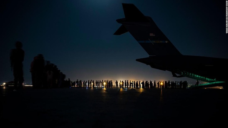 タリバンがアフガン人のこれ以上の出国を認めないとする警告を発した/Taylor Crul/US Air Force/Getty Images