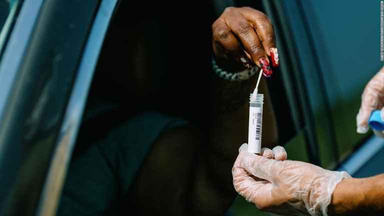 世界保健機関（ＷＨＯ）は、世界の新型コロナウイルスの感染状況について、新規感染者数の合計が増加から横ばいに転じているとの見方を示した/Bryan Tarnowski/Bloomberg/Getty Images