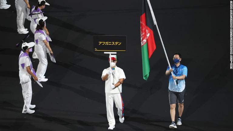 アフガニスタンは大会に参加しないが、行進にはボランティアの掲げる国旗が登場した/Karl-Josef Hildenbrand/Picture Alliance/Getty Images