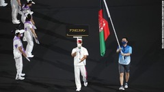 アフガニスタンは大会に参加しないが、行進にはボランティアの掲げる国旗が登場した