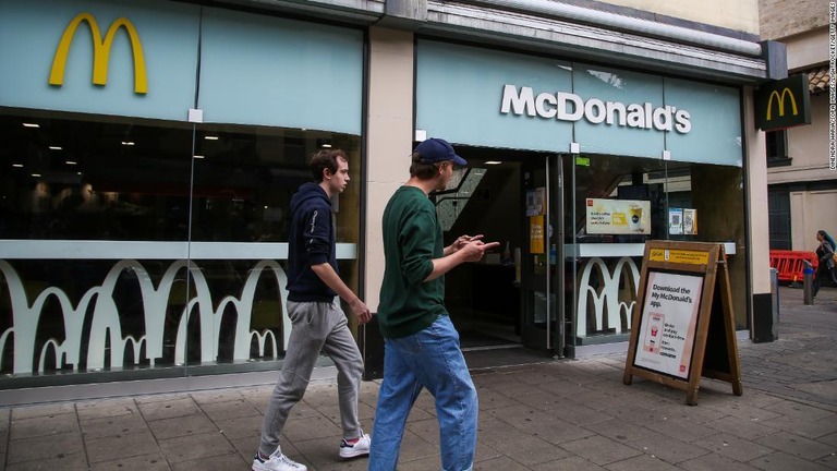 英西部ブリストルにあるマクドナルドの店舗前を通る人/Dinendra Haria/SOPA Images/LightRocket/Getty Images