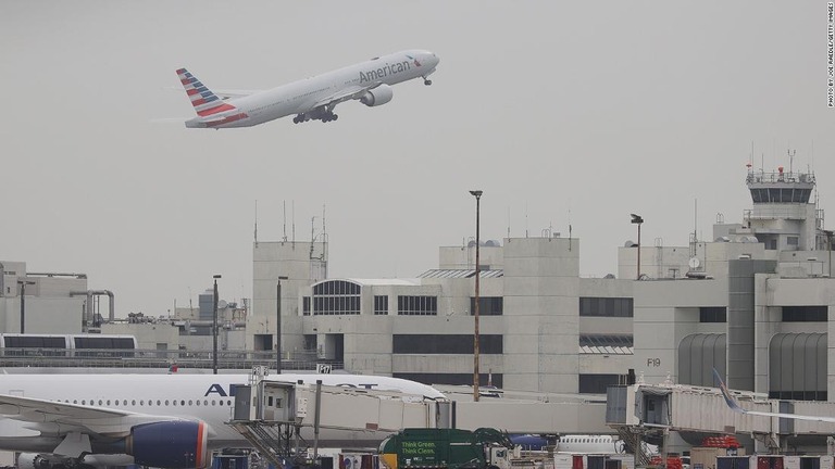 機内で暴れる乗客の存在が操縦士の業務に影響を及ぼすことを警告する動画が公開された/Photo by Joe Raedle/Getty Images