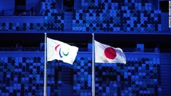 式典で掲げられたパラリンピックと日本の旗
