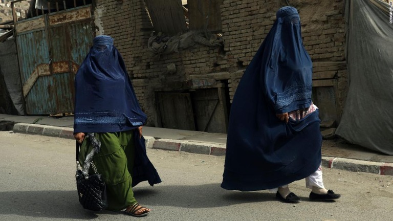 ブルカ姿で通りを歩く女性＝２２日、カブール/Rahmat Gul/AP