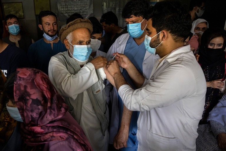 カブールの病院で人々にＪ＆Ｊ製ワクチンを投与する医師/Paula Bronstein/Getty Images