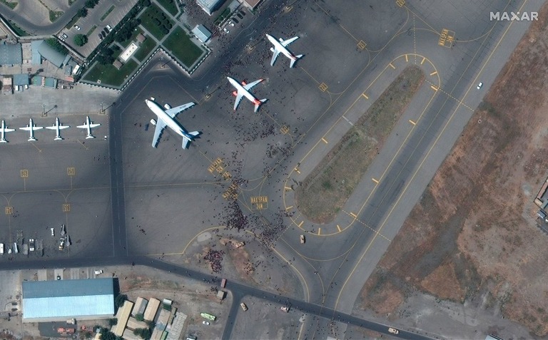 滑走路に集まる大勢の人影も見えるカブール国際空港の衛星画像/ Satellite image ©2021 Maxar Technologies/AP