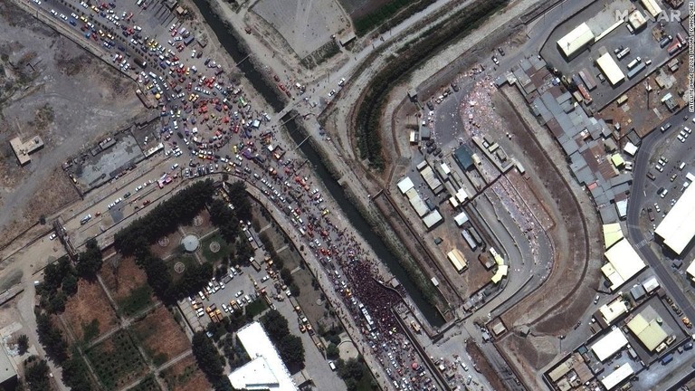 カブール国際空港のゲートに集まる群衆をとらえた衛星写真＝２３日/Satellite image ©2021 Maxar Technologies