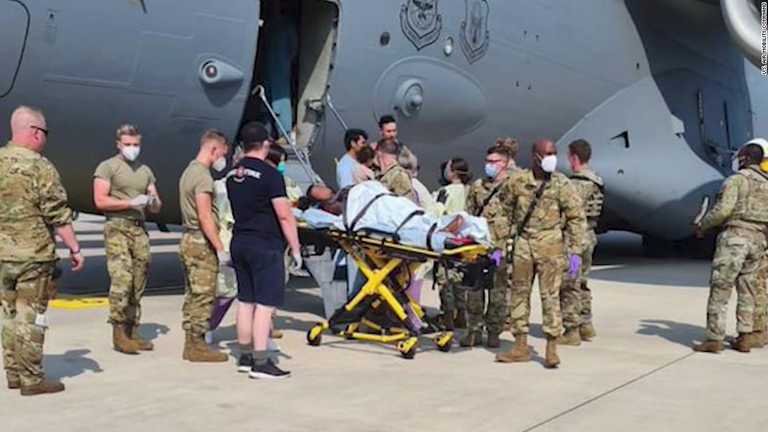 米軍機内で出産したアフガニスタン人の女性とその家族が機体から出てくる様子/U.S. Air Mobility Command