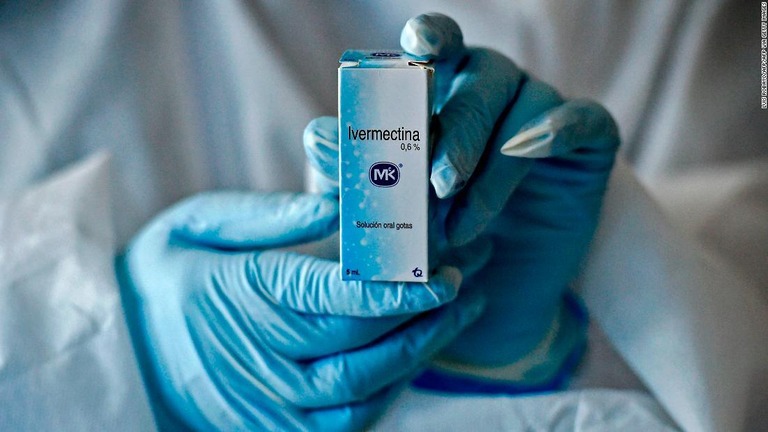 イベルメクチンを手に持つ医療関係者/LUIS ROBAYO/AFP/AFP via Getty Images