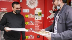 ローマの一風変わった新名所に加えられつつあるピザの自販機