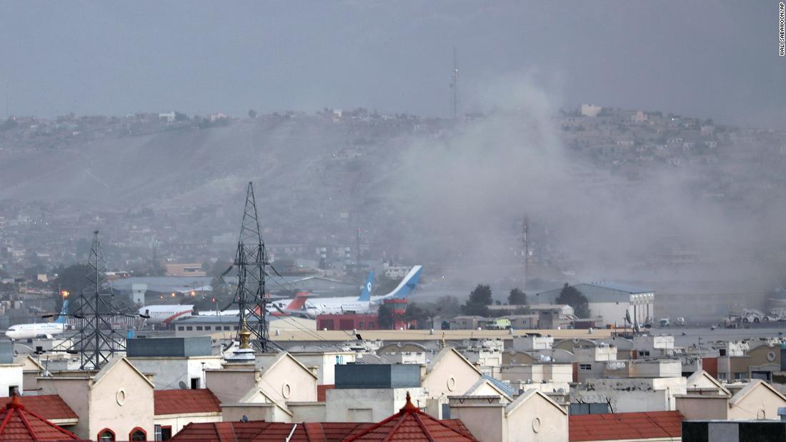 カブール国際空港付近の爆発で上がる煙＝２６日/Wali Sabawoon/AP