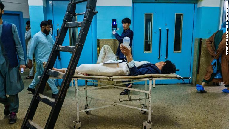 カブールのワジル・アクバル・ハーン病院に搬送された負傷者/Marcus Yam/Los Angeles Times/Shutterstock