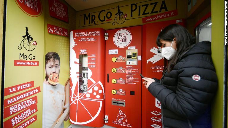 ピザができるまでの3分の待ち時間はポップ音楽が流れる/Filippo Monteforte/AFP/Getty Images