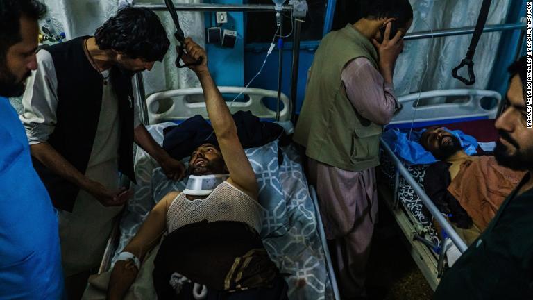 病院で負傷者を見舞う家族/Marcus Yam/Los Angeles Times/Shutterstock