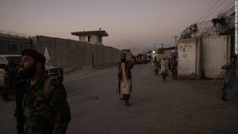 爆発事件後に空港付近の道路を守るタリバンのメンバー＝２６日/Jim Huylebroek/The New York Times/Redux