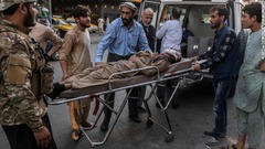 カブール国際空港前で起きた自爆テロの負傷者を病院に搬送＝２６日
