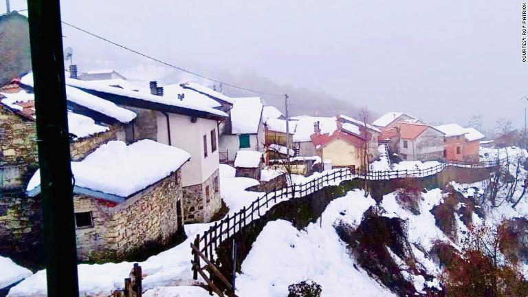 積雪の多い地域なので冬は大変だ。雪かきに加え、家の中がなかなか暖まらないといった古い建物ならではの悩みもある/Courtesy Roy Patrick