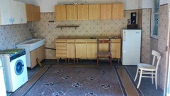 「恐ろしい」状態だった当初のキッチンは処分し、新たな家具を入れて大改装を施した