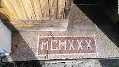 戸口の上り段にあるモザイクには、住宅の建てられた「１９３０年」を表すローマ数字が記されている