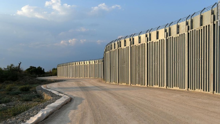 ギリシャがトルコとの国境に建設していた長さ４０キロの壁が完工した/Alexandros Avramidis/Reuters