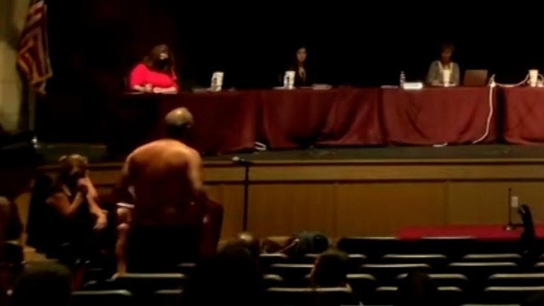 米テキサス州の教育委員会の会合で男性が衣服を脱ぎ捨て、学校でのマスク着用を訴えた