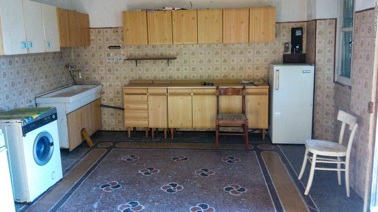 「恐ろしい」状態だった当初のキッチンは処分し、新たな家具を入れて大改装を施した/Courtesy Roy Patrick