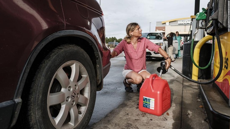 「アイダ」の上陸に備えてガソリンを備蓄する住民＝２７日、米ミシシッピ州/Dan Anderson/EPA-EFE/Shutterstock