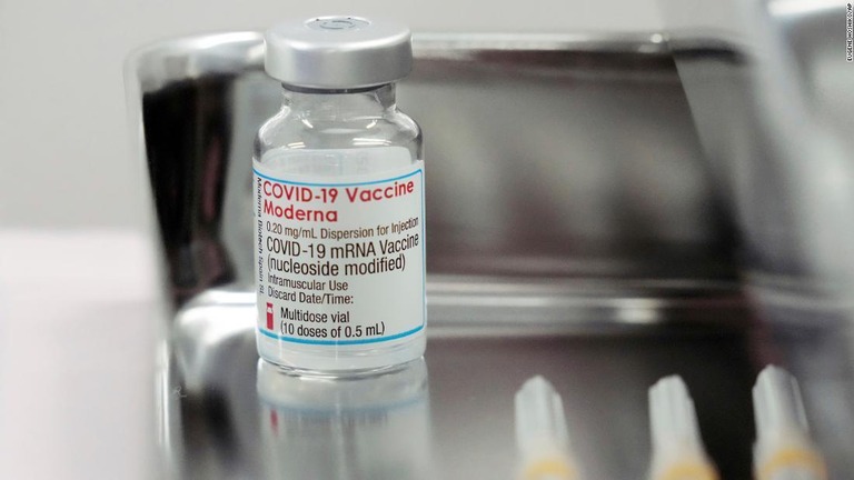 米モデルナのワクチン/Eugene Hoshiko/AP