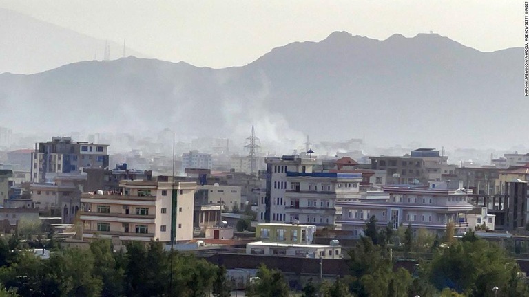 カブール市内での爆発で立ち上る煙＝２９日/Haroon Sabawoon/Anadolu Agency/Getty Images