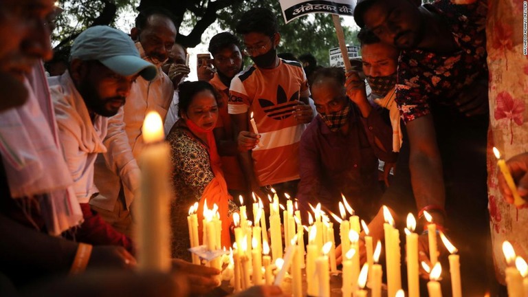 少女の死に抗議するためキャンドルビジルに集まる人たち＝インド・ニューデリー/Anushree Fadnavis/Reuters