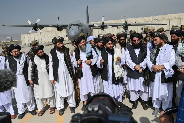 報道陣に話しかけるタリバンの報道担当のムジャヒド幹部（中央）＝３１日、アフガニスタン首都カブール/Wakil Kohsar/AFP/Getty Images