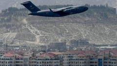 最後の米軍機がアフガン発つ、米国の最長の戦いに終幕