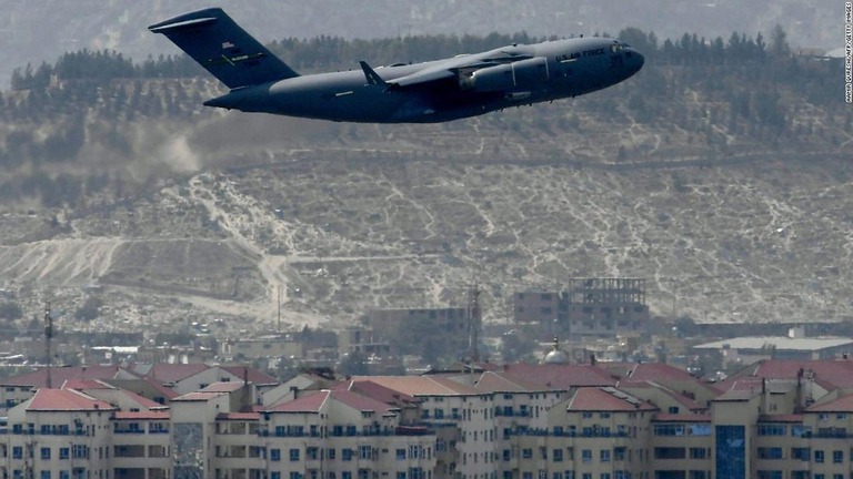 ８月３０日、カブールの空港を飛び立つ米空軍機/AAMIR QURESHI/AFP/Getty Images