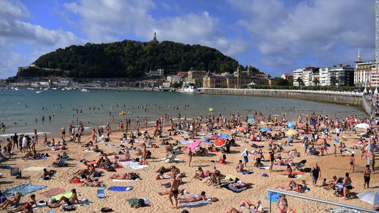 スペイン・サンセバスチャンのラ・コンチャ海岸/Ramon Costa/SOPA Images/LightRocket/Getty Images