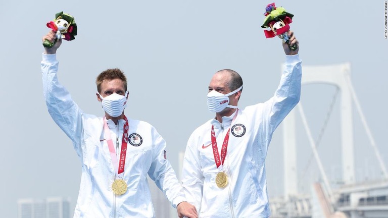 金メダルを喜ぶスナイダーさん（左）とガイドを務めるグレッグ・ビリントンさん＝２８日、東京/Lintao Zhang/Getty Images