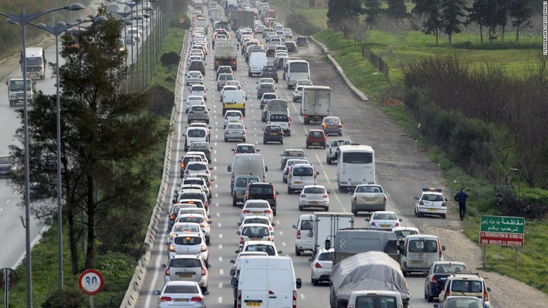 幹線道路を走行する車＝アルジェリア・アルジェ/Stringer/AFP/Getty Images