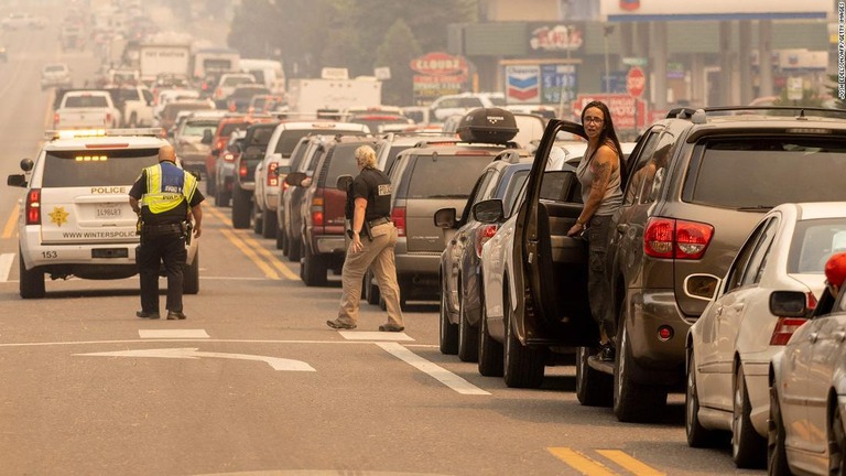 避難指示を受けた住民の移動で渋滞となった道路/Josh Edelson/AFP/Getty Images