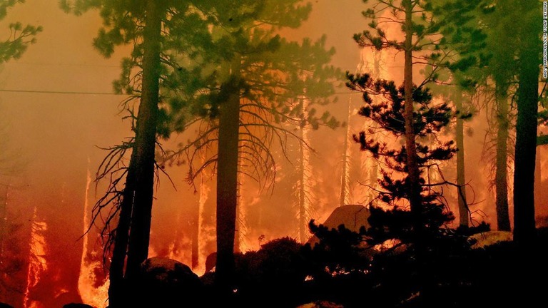 米カリフォルニア州北部で山火事が猛威を振るっている/Andy Barron/RGJ/USA Today Network