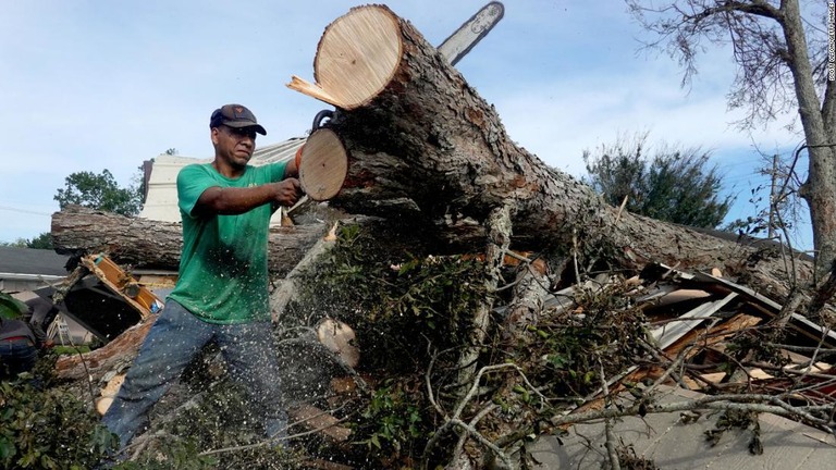 建物に倒れた木を取り除く作業員＝８月３１日、米ルイジアナ州ホーマ/Scott Olson/Getty Images
