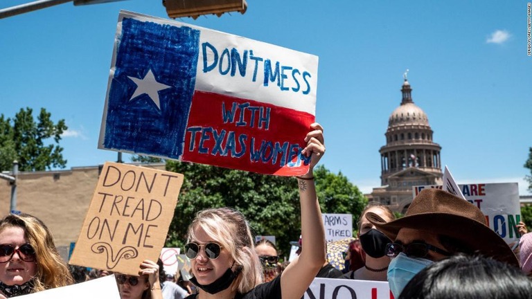 テキサス州の中絶禁止法をめぐり、州議会議事堂の外でデモ行進する人々/Sergio Flores/Getty Images 