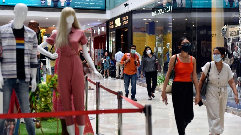 都市封鎖解除を受けて営業を再開したニューデリーのショッピングモールを歩く買い物客/Sanjeev Verma/Hindustan Times/ Getty Images