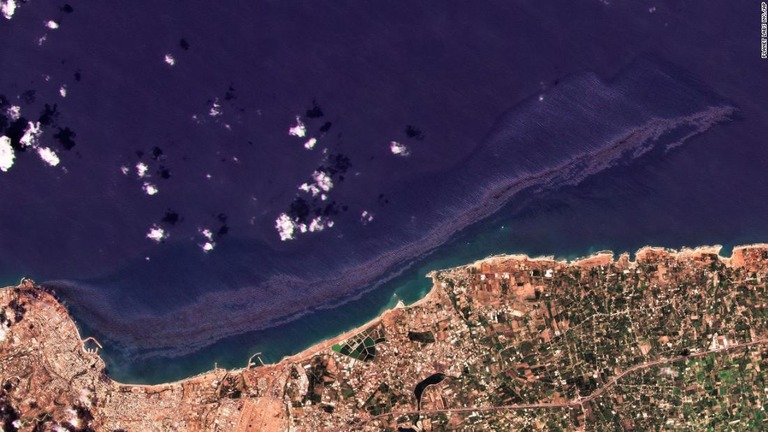 ８月２４日に撮影されたシリア・バニヤスの海岸を捉えた衛星画像。石油の流出が見られる/Planet Labs Inc./AP