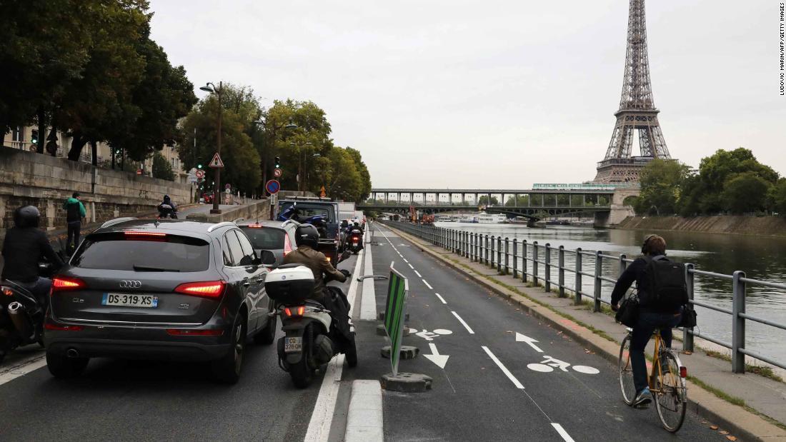 車道は交通渋滞が発生した＝フランス・パリのセーヌ川沿い/LUDOVIC MARIN/AFP/Getty Images