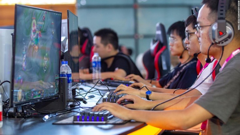 オンラインゲームを楽しむ人々＝２０１９年８月１日、上海/Visual China Group/Getty Images