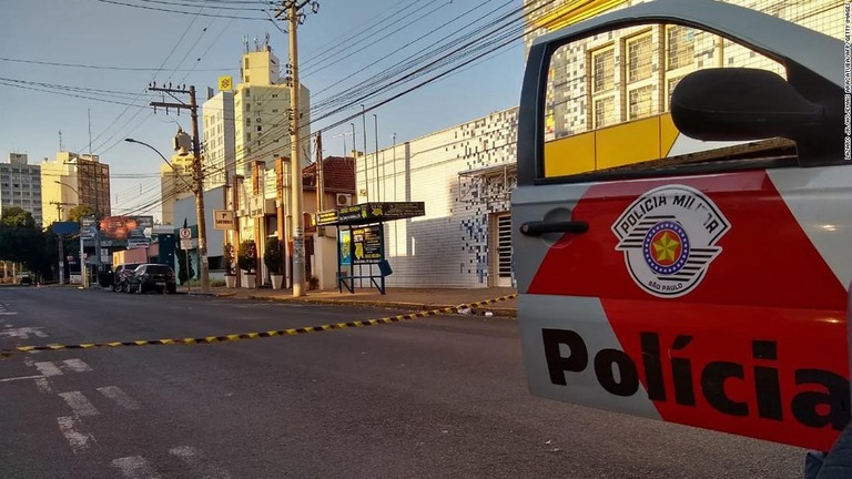 ブラジルのサンパウロ州で銀行強盗があり、３人が死亡、５人が負傷した/Lazaro Jr./Hojemais Aracatuba/AFP/Getty Images
