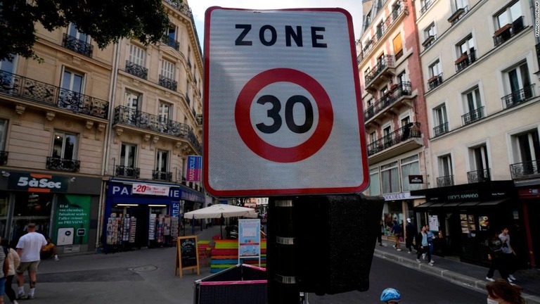 時速３０キロの制限速度を示す道路標識＝８月３０日、フランス・パリ/Francois Mori/AP