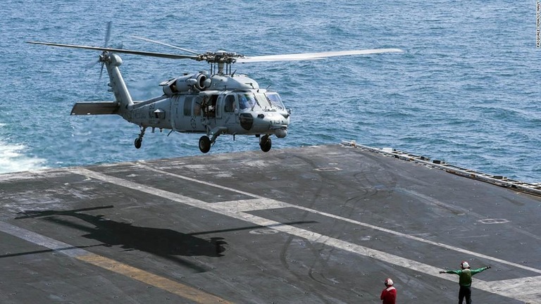 米サンディエゴ沖で海軍のヘリが墜落し、乗員５人が行方不明となっている/Pasquale Sena/US Navy