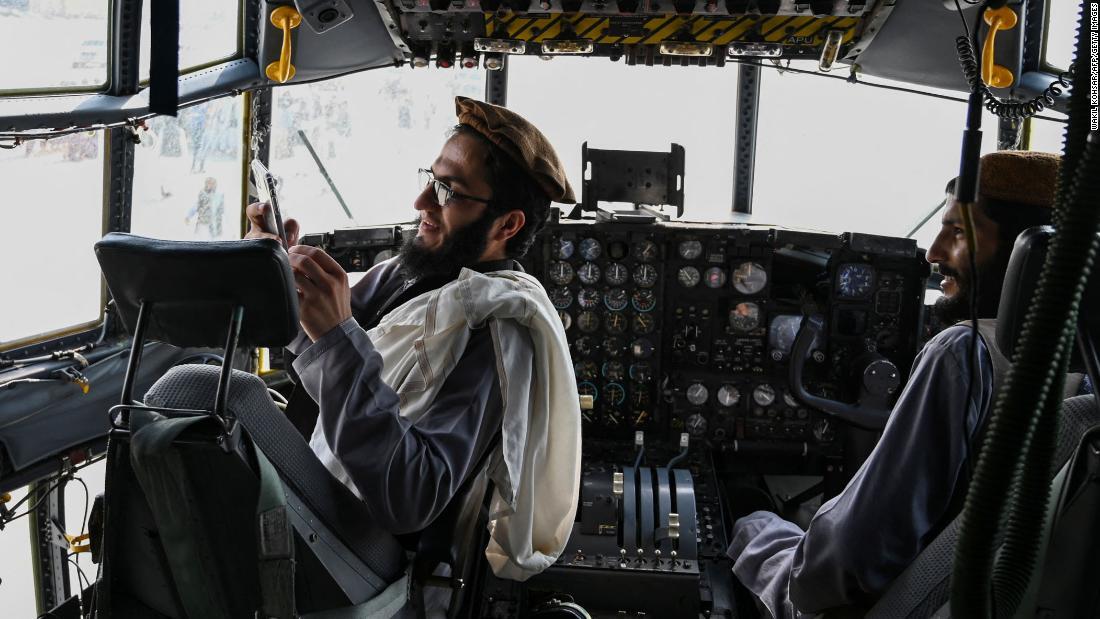 アフガニスタン空軍の航空機の操縦席に座るタリバンの兵士＝８月３１日、カブールの空港/Wakil Kohsar/AFP/Getty Images